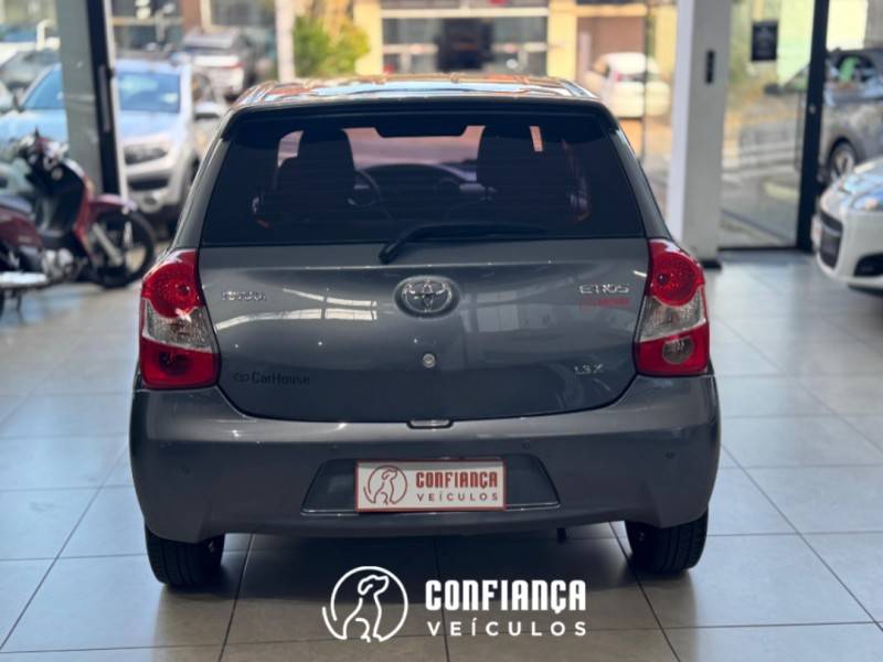 TOYOTA - ETIOS - 2015/2015 - Cinza - R$ 45.900,00