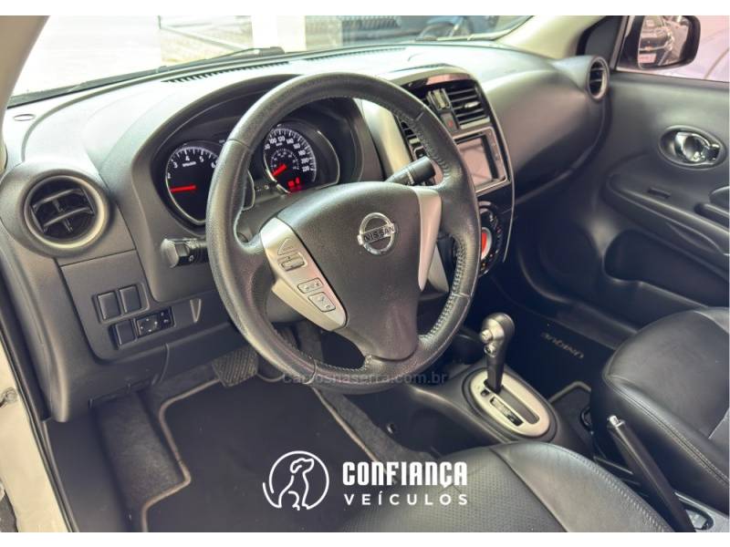 NISSAN - VERSA - 2016/2017 - Branca - R$ 61.900,00