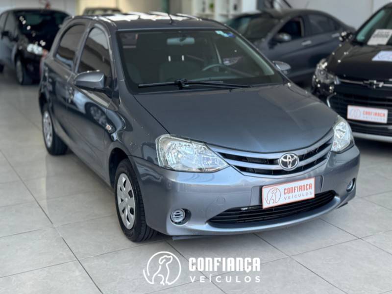 TOYOTA - ETIOS - 2015/2015 - Cinza - R$ 45.900,00