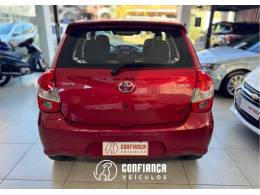 TOYOTA - ETIOS - 2017/2018 - Vermelha - R$ 61.900,00