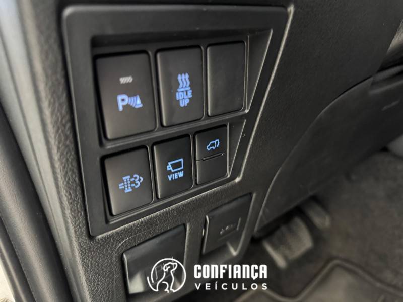 TOYOTA - HILUX SW4 - 2024/2024 - Branca - R$ 342.900,00