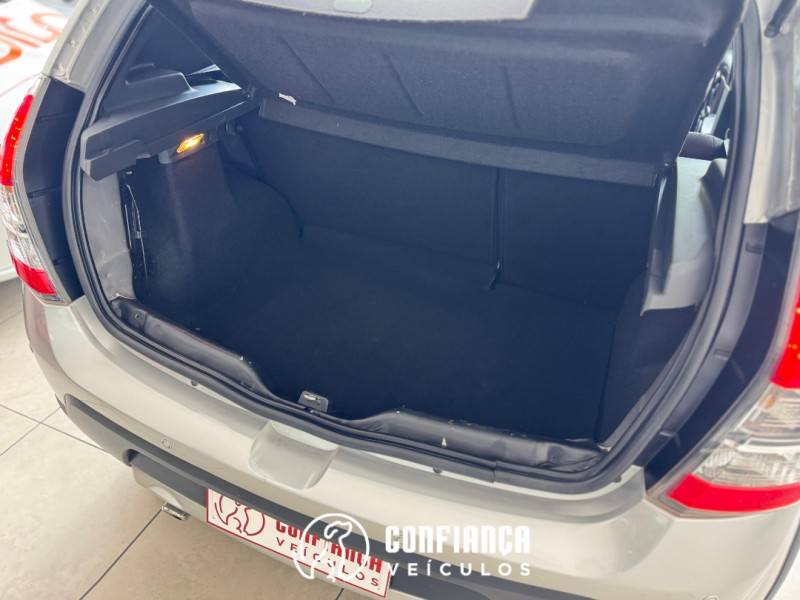 RENAULT - SANDERO - 2013/2014 - Prata - R$ 44.900,00