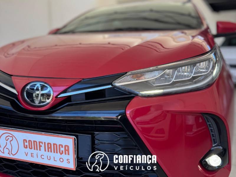 TOYOTA - YARIS - 2022/2023 - Vermelha - R$ 96.900,00