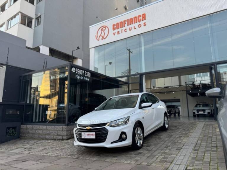 CHEVROLET - ONIX - 2022/2023 - Branca - R$ 83.900,00