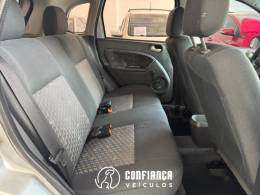 FORD - FIESTA - 2002/2003 - Prata - R$ 19.900,00
