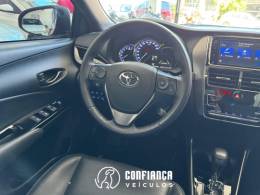 TOYOTA - YARIS - 2022/2023 - Vermelha - R$ 102.900,00