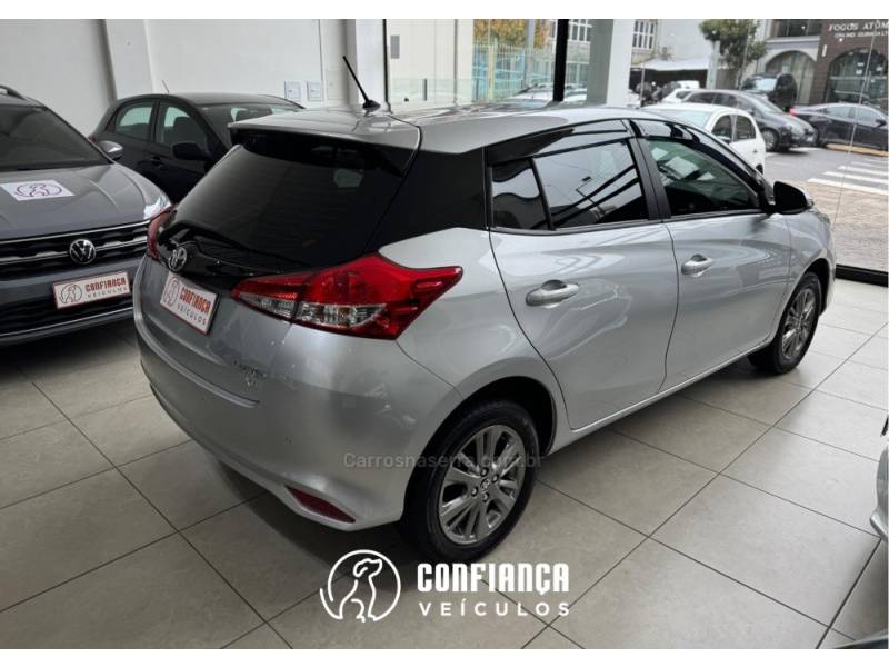 TOYOTA - YARIS - 2021/2022 - Preta - R$ 84.900,00