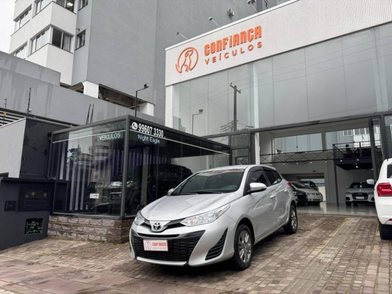 TOYOTA - YARIS - 2020/2021 - Prata - R$ 84.900,00