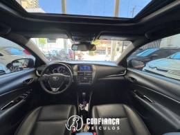 TOYOTA - YARIS - 2022/2023 - Vermelha - R$ 96.900,00