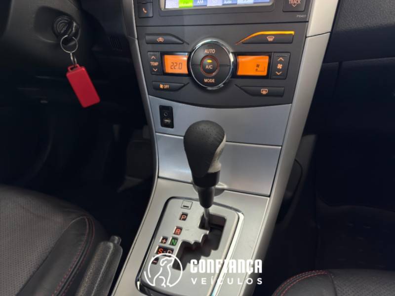 TOYOTA - COROLLA - 2013/2014 - Prata - R$ 74.900,00