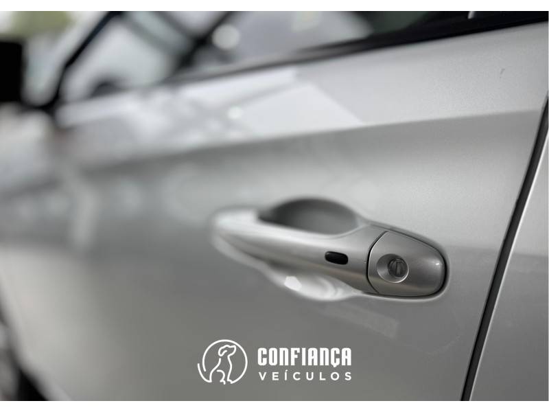 TOYOTA - YARIS - 2020/2021 - Prata - R$ 84.900,00