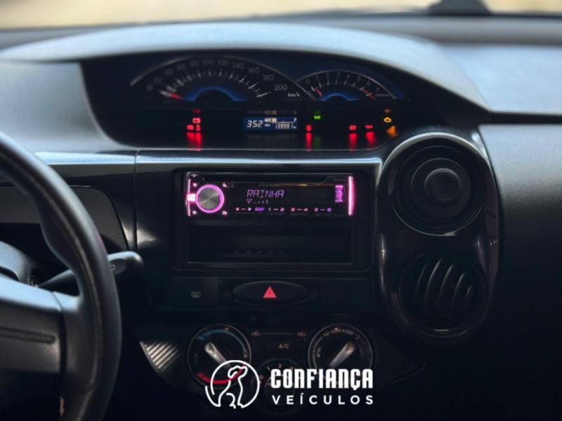 TOYOTA - ETIOS - 2015/2015 - Cinza - R$ 45.900,00