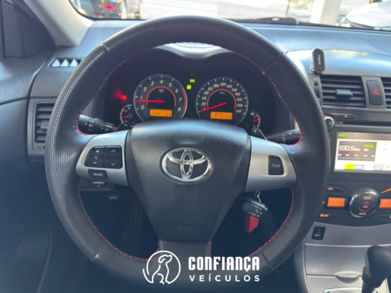 TOYOTA - COROLLA - 2013/2014 - Prata - R$ 74.900,00