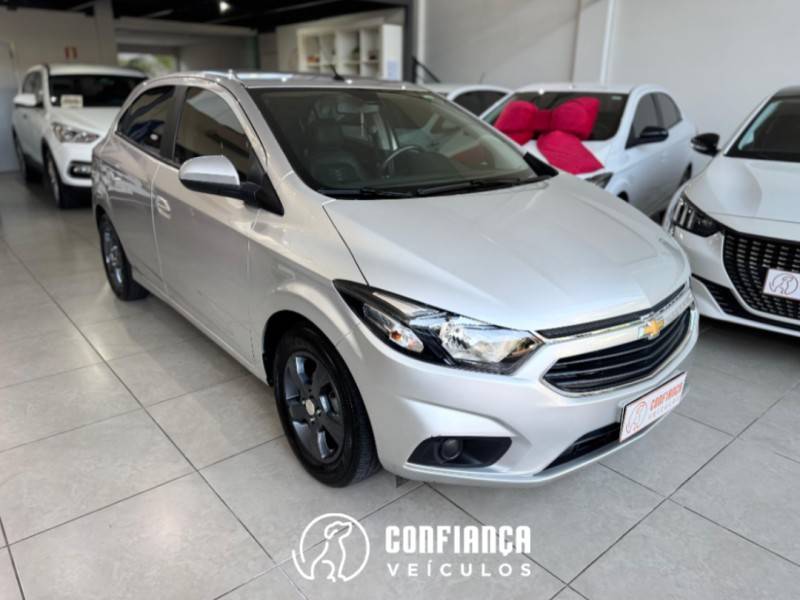 CHEVROLET - ONIX - 2018/2019 - Prata - R$ 62.900,00