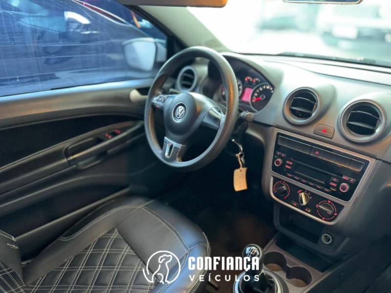 VOLKSWAGEN - SAVEIRO - 2013/2014 - Branca - R$ 46.900,00