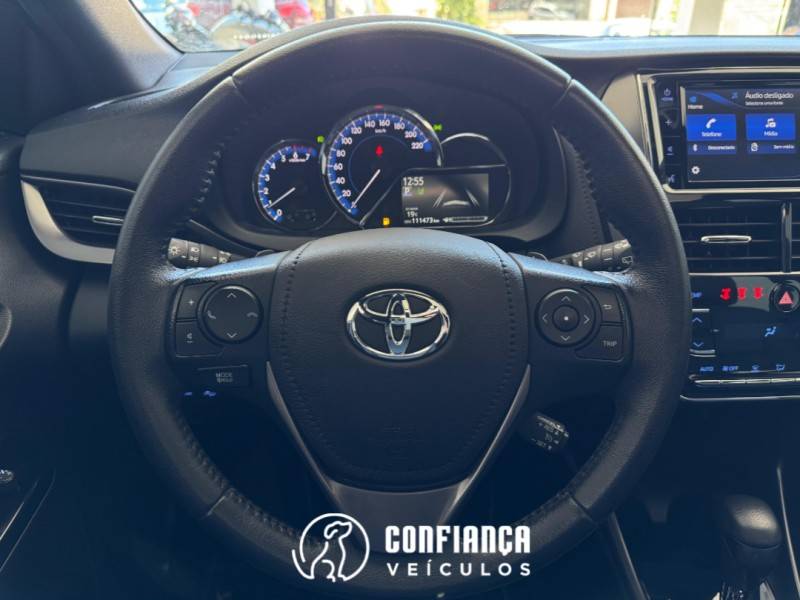 TOYOTA - YARIS - 2022/2023 - Vermelha - R$ 96.900,00