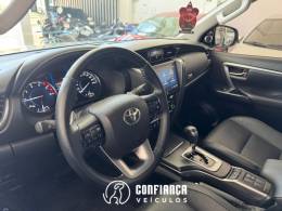 TOYOTA - HILUX SW4 - 2024/2024 - Branca - R$ 342.900,00