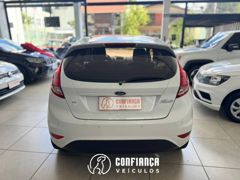 FORD - FIESTA - 2014/2015 - Branca - R$ 45.900,00