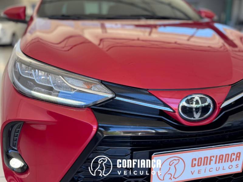 TOYOTA - YARIS - 2022/2023 - Vermelha - R$ 102.900,00
