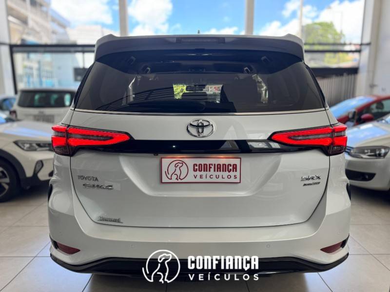 TOYOTA - HILUX SW4 - 2024/2024 - Branca - R$ 342.900,00