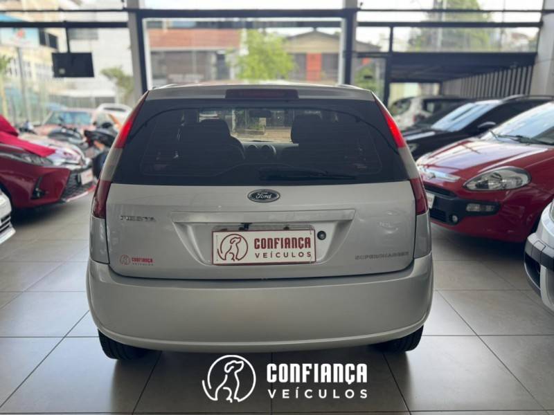 FORD - FIESTA - 2002/2003 - Prata - R$ 19.900,00