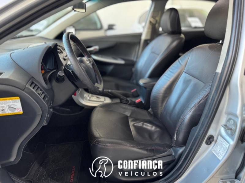 TOYOTA - COROLLA - 2013/2014 - Prata - R$ 74.900,00