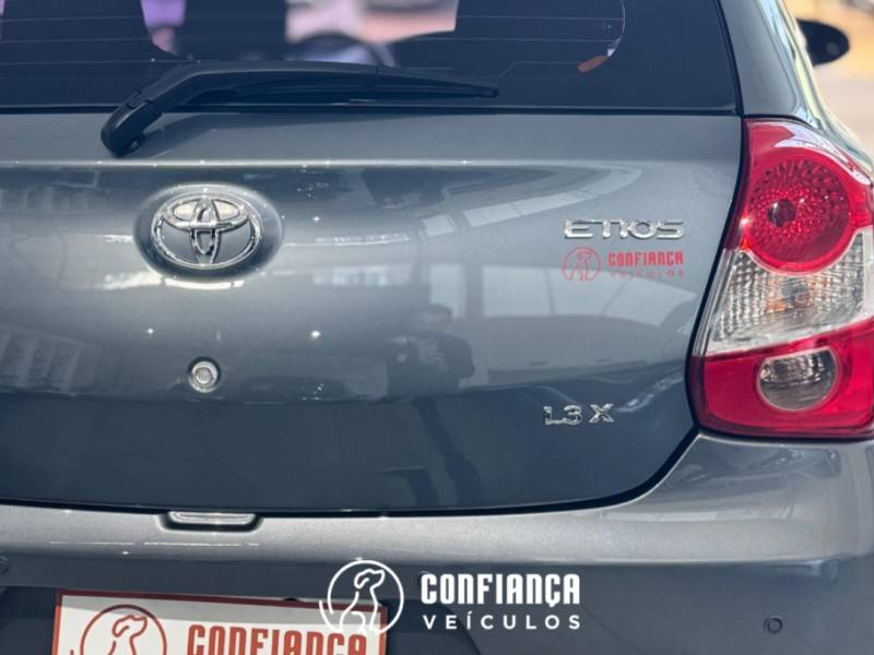 TOYOTA - ETIOS - 2015/2015 - Cinza - R$ 45.900,00