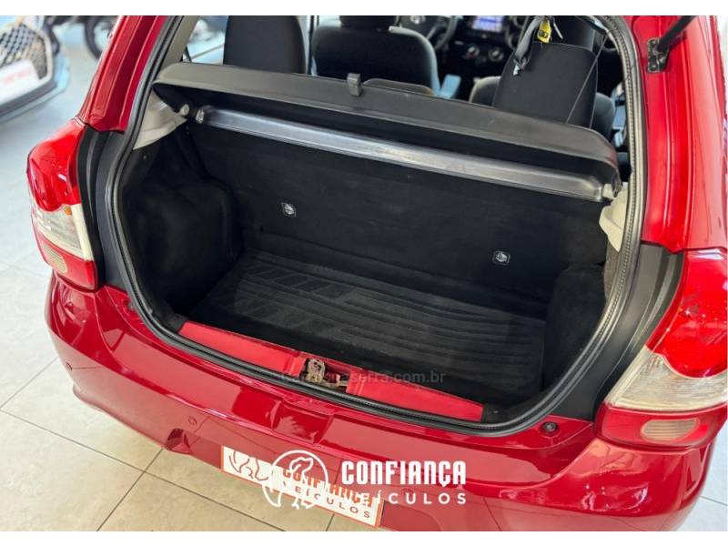 TOYOTA - ETIOS - 2017/2018 - Vermelha - R$ 61.900,00