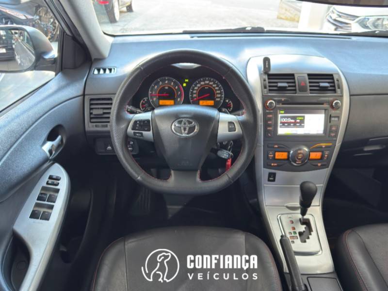 TOYOTA - COROLLA - 2013/2014 - Prata - R$ 74.900,00