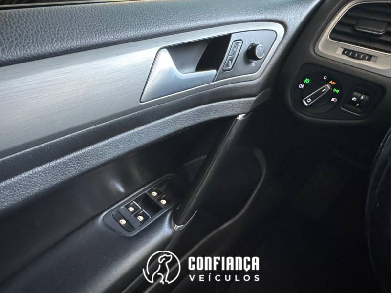 VOLKSWAGEN - GOLF - 2015/2015 - Prata - R$ 76.900,00