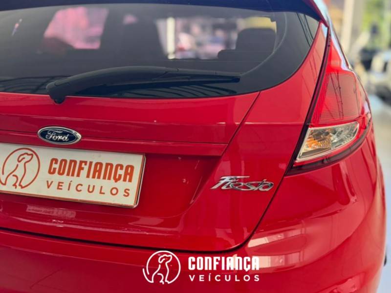 FORD - FIESTA - 2014/2015 - Vermelha - R$ 46.900,00