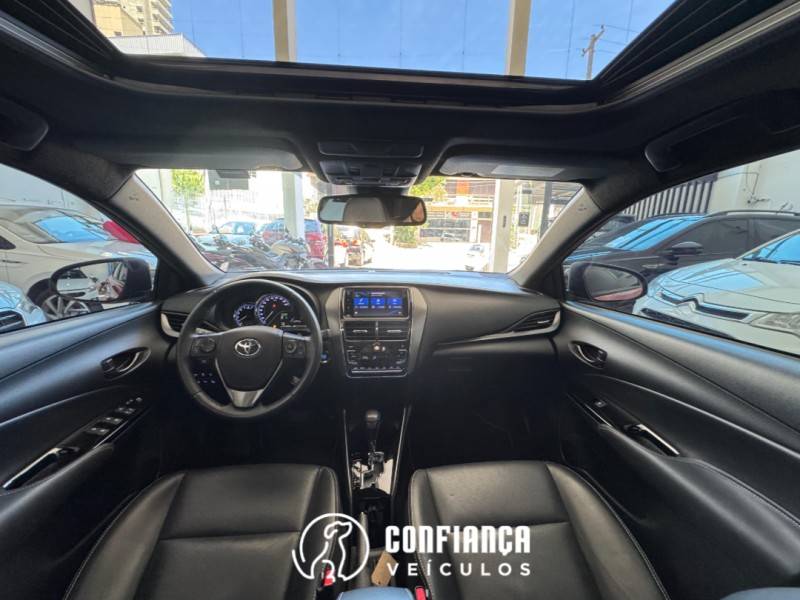 TOYOTA - YARIS - 2022/2023 - Vermelha - R$ 102.900,00