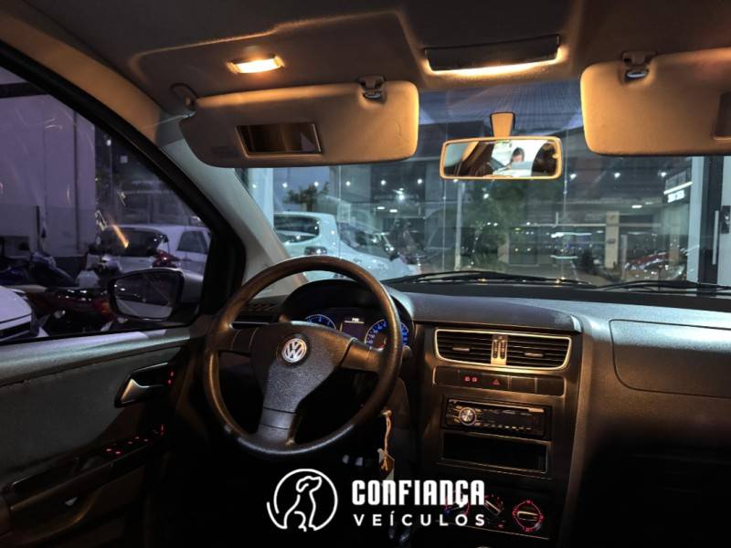 VOLKSWAGEN - FOX - 2010/2010 - Bege - R$ 36.900,00