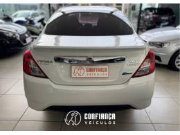 NISSAN - VERSA - 2016/2017 - Branca - R$ 61.900,00