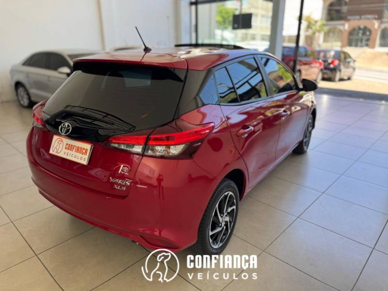 TOYOTA - YARIS - 2022/2023 - Vermelha - R$ 102.900,00
