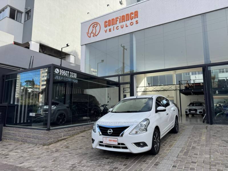 NISSAN - VERSA - 2016/2017 - Branca - R$ 61.900,00