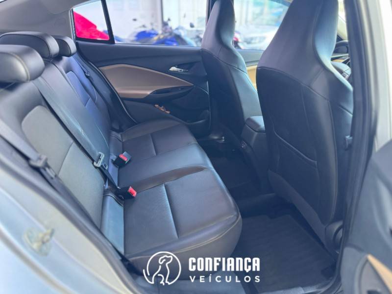 CHEVROLET - ONIX - 2022/2023 - Prata - R$ 87.900,00