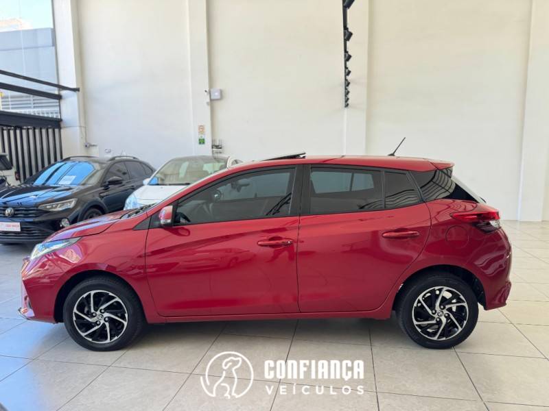 TOYOTA - YARIS - 2022/2023 - Vermelha - R$ 102.900,00