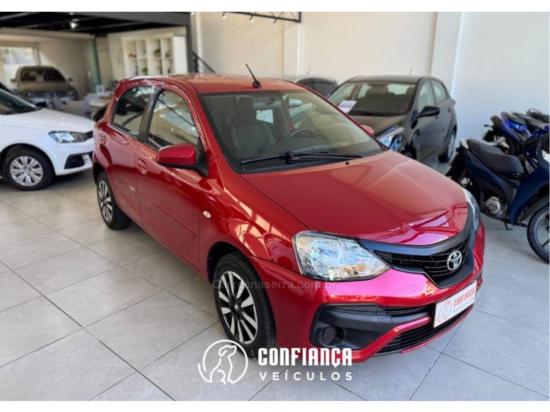 TOYOTA - ETIOS - 2017/2018 - Vermelha - R$ 61.900,00