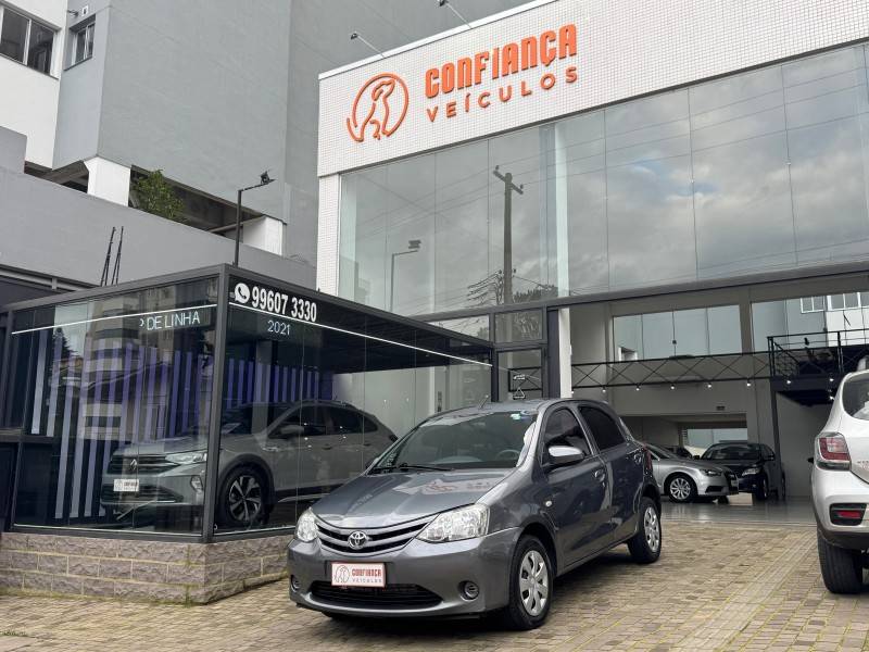 TOYOTA - ETIOS - 2015/2015 - Cinza - R$ 45.900,00