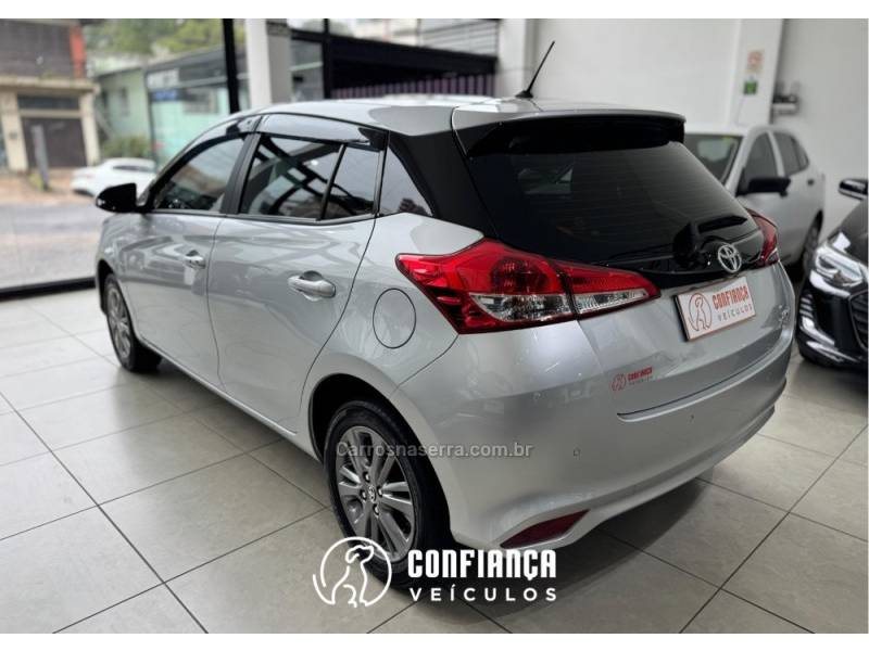 TOYOTA - YARIS - 2021/2022 - Preta - R$ 84.900,00