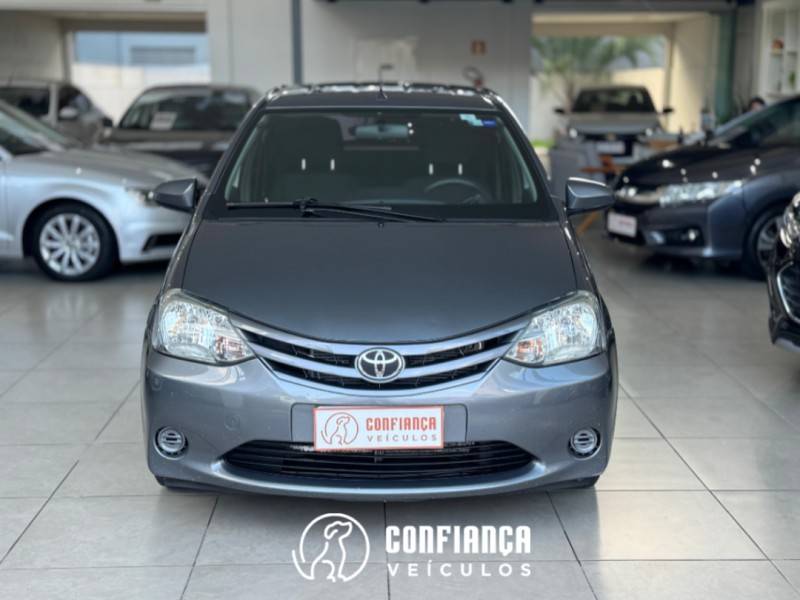 TOYOTA - ETIOS - 2015/2015 - Cinza - R$ 45.900,00