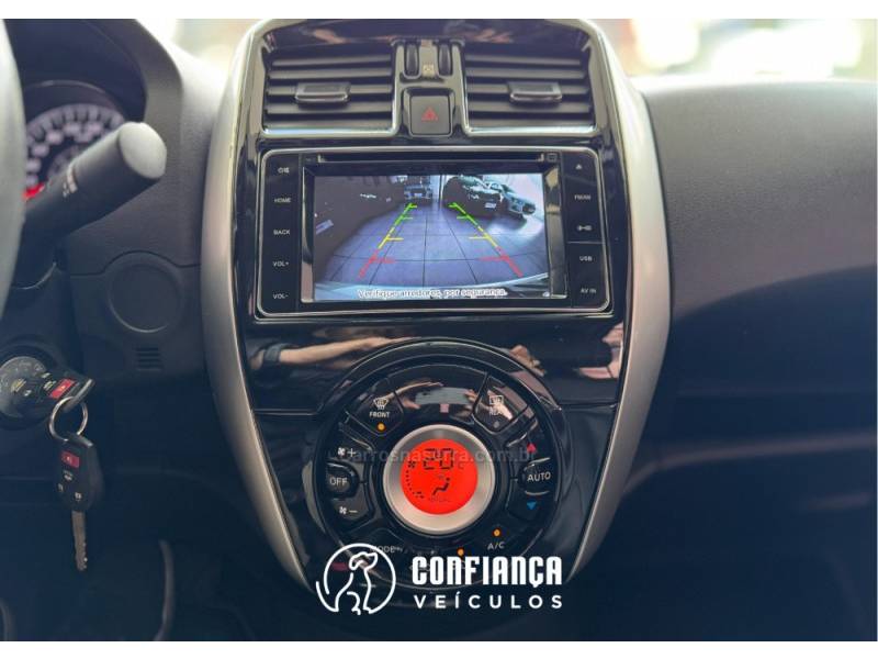 NISSAN - VERSA - 2016/2017 - Branca - R$ 61.900,00