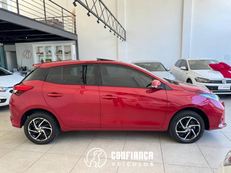 TOYOTA - YARIS - 2022/2023 - Vermelha - R$ 102.900,00