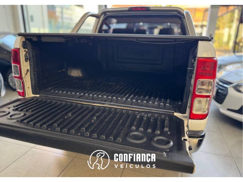 FORD - RANGER - 2012/2013 - Branca - R$ 99.900,00